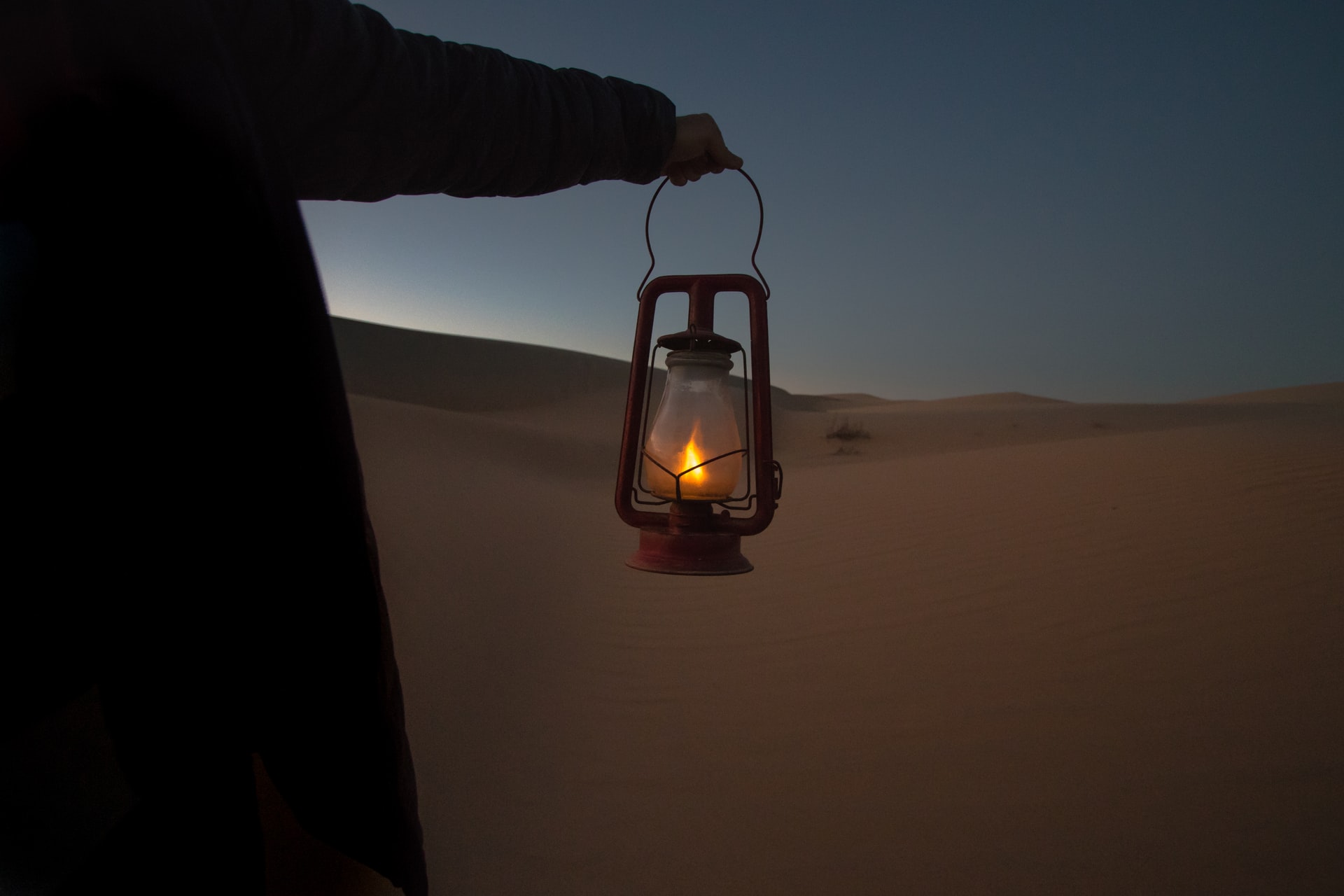 ما حكم شرب الماء مع الاذان في رمضان