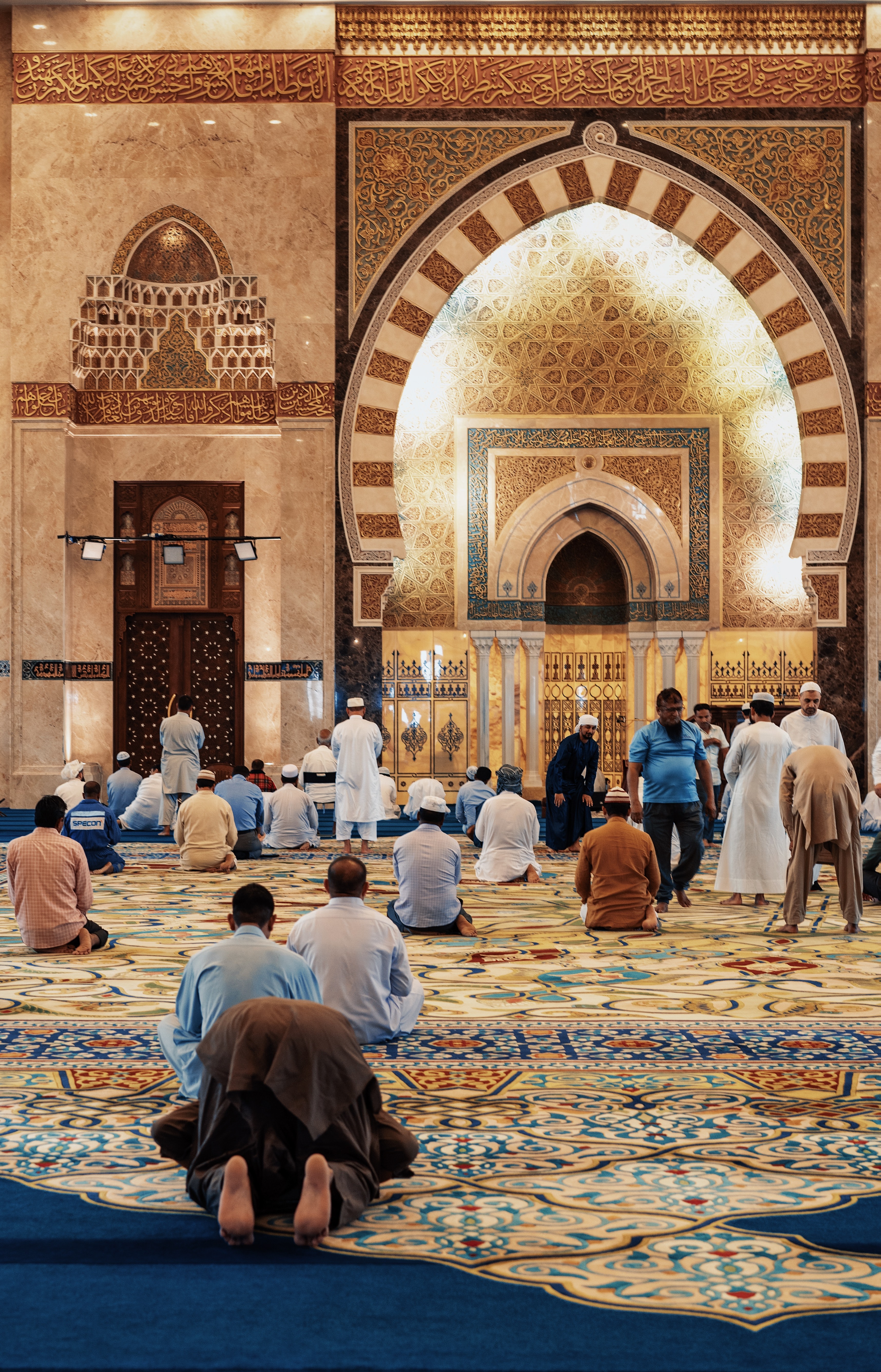 ما حكم رش العطر في رمضان السيستاني